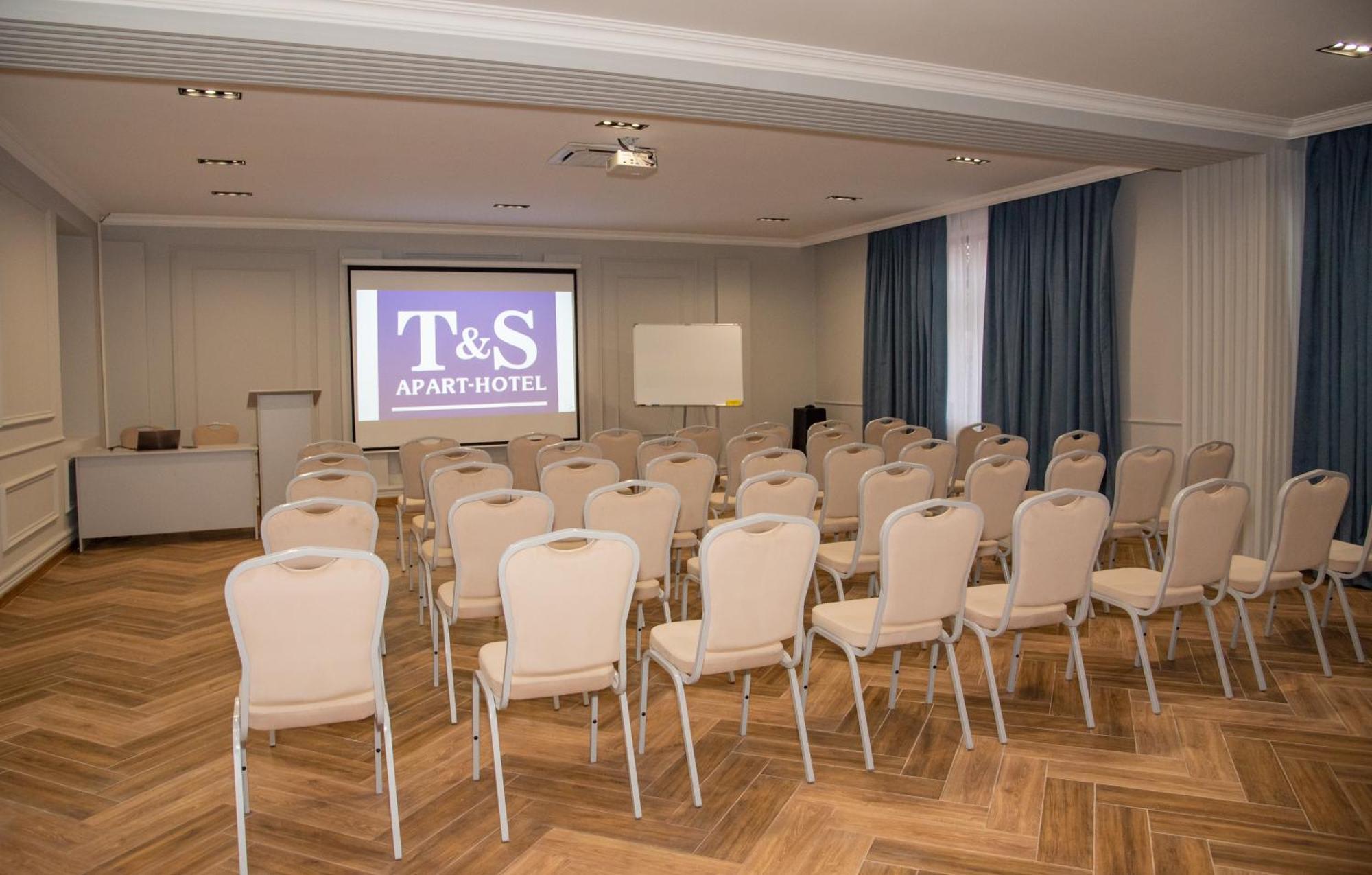 T&S Apart-Hotel Chernivtsi Luaran gambar